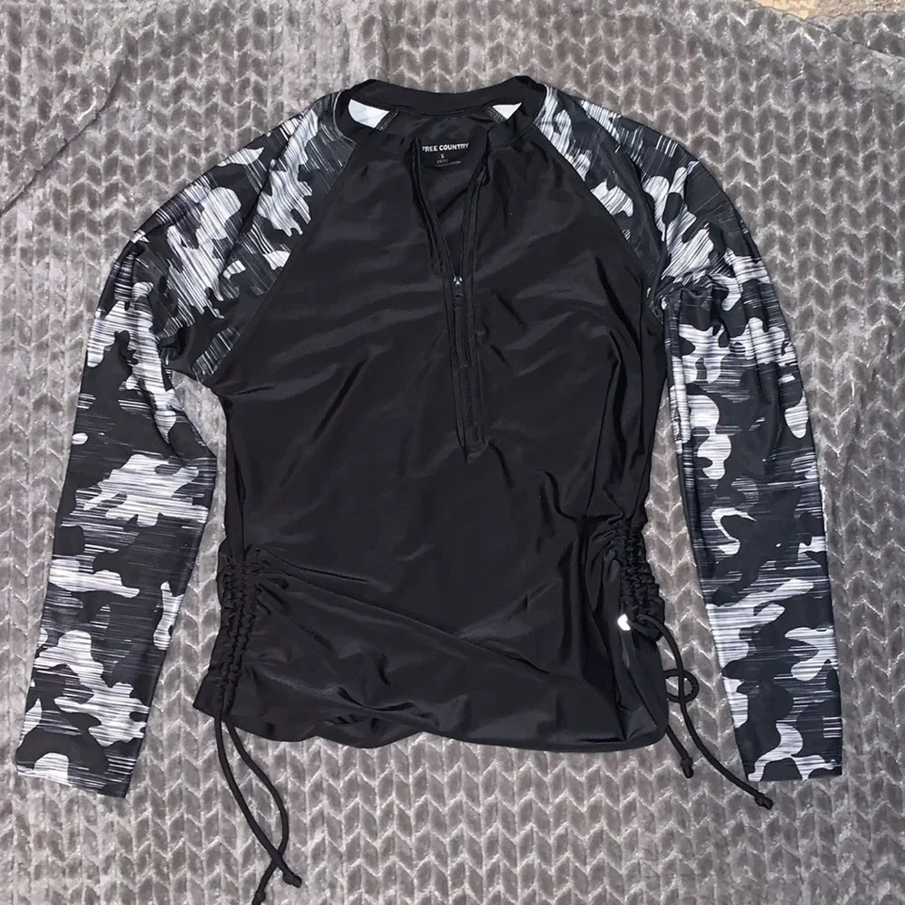 Lot of 3 lightweight jackets/sweatshirt. ‎ Size Small.